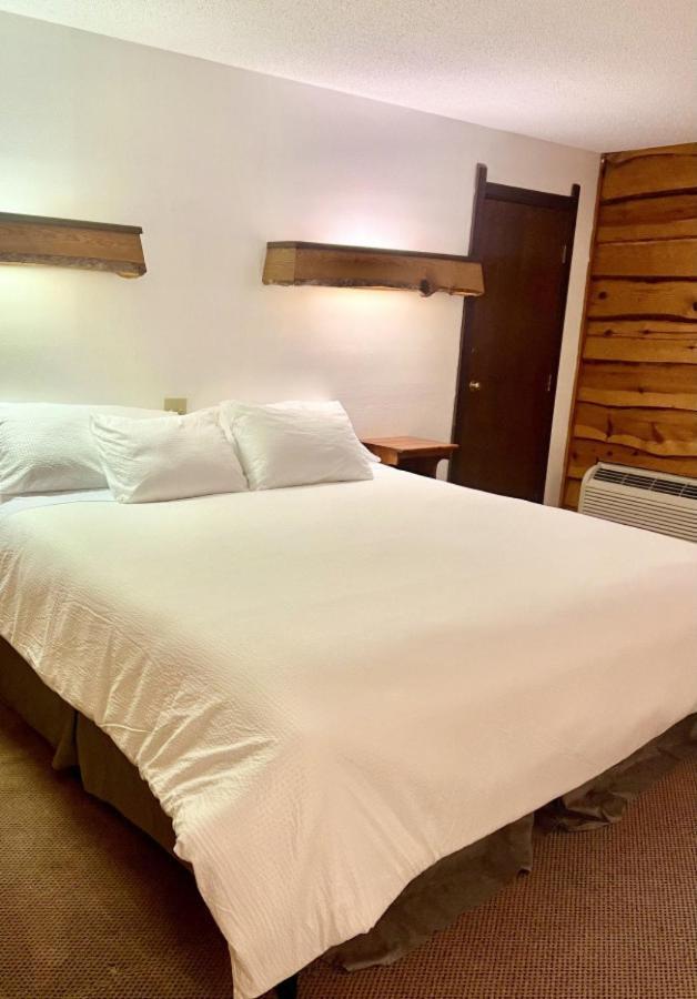 Bridge Inn Tomhawk - 2Nd Floor, 1 King Size Bed, Balcony, River View Tomahawk Eksteriør billede