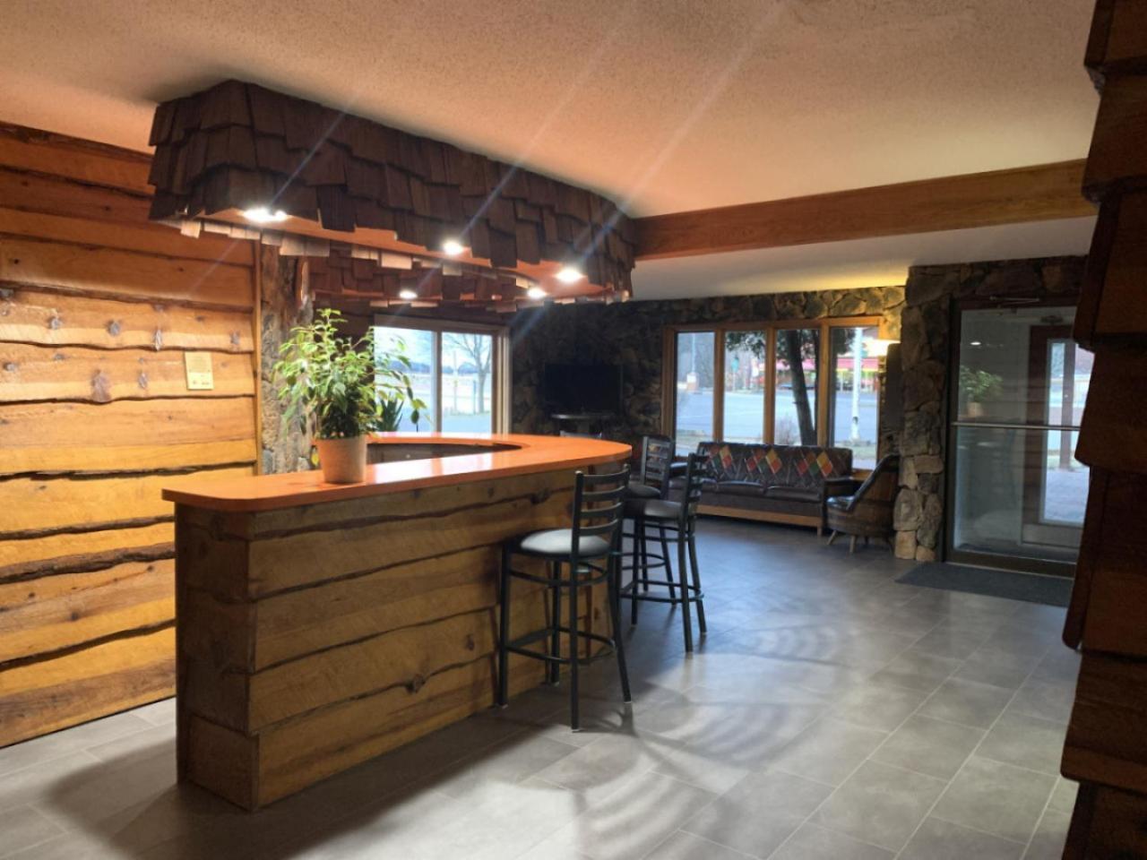 Bridge Inn Tomhawk - 2Nd Floor, 1 King Size Bed, Balcony, River View Tomahawk Eksteriør billede
