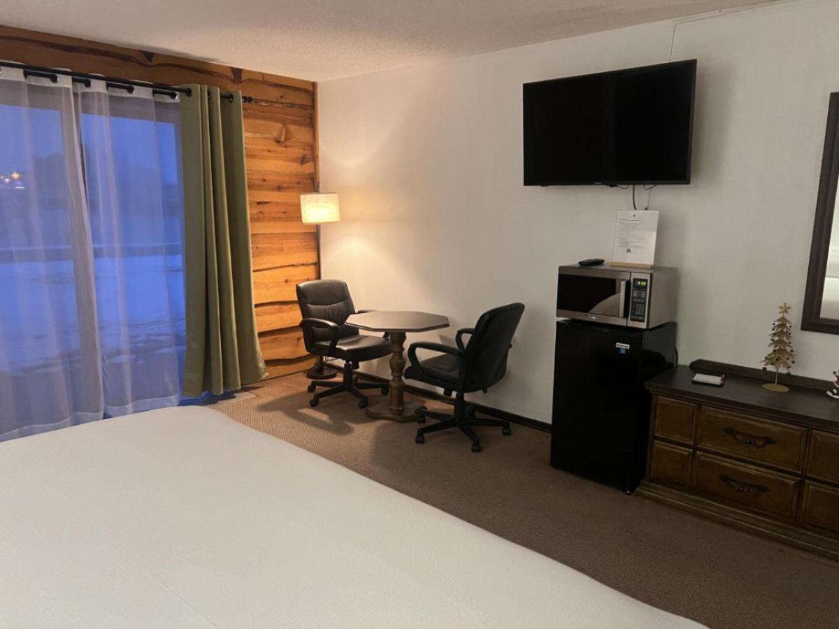Bridge Inn Tomhawk - 2Nd Floor, 1 King Size Bed, Balcony, River View Tomahawk Eksteriør billede