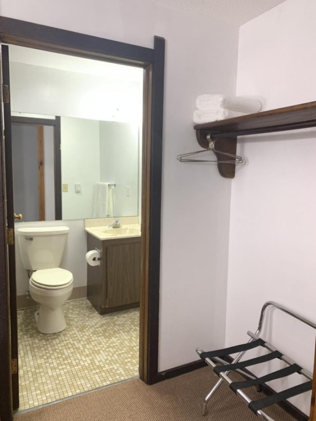 Bridge Inn Tomhawk - 2Nd Floor, 1 King Size Bed, Balcony, River View Tomahawk Eksteriør billede