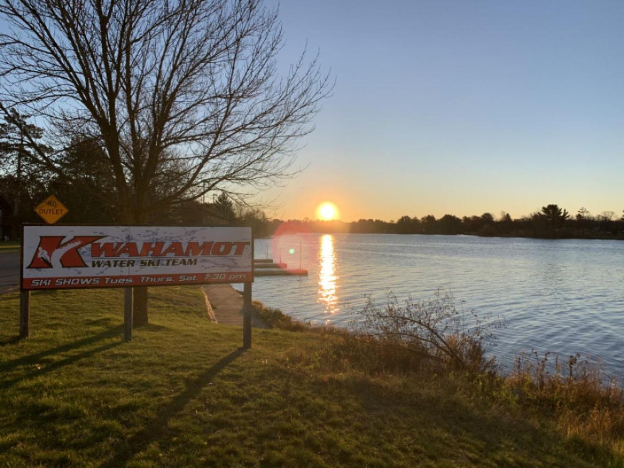 Bridge Inn Tomhawk - 2Nd Floor, 1 King Size Bed, Balcony, River View Tomahawk Eksteriør billede