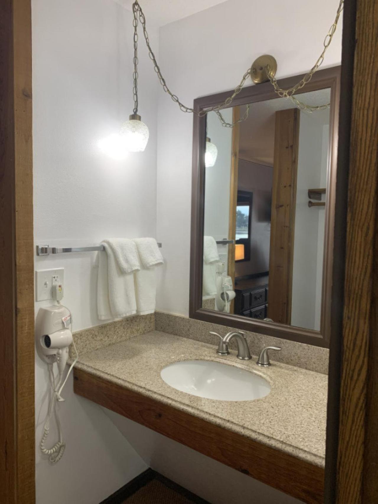Bridge Inn Tomhawk - 2Nd Floor, 1 King Size Bed, Balcony, River View Tomahawk Eksteriør billede